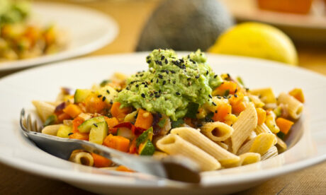 Leckere, sommerliche Pastasauce mit viel Gemüse