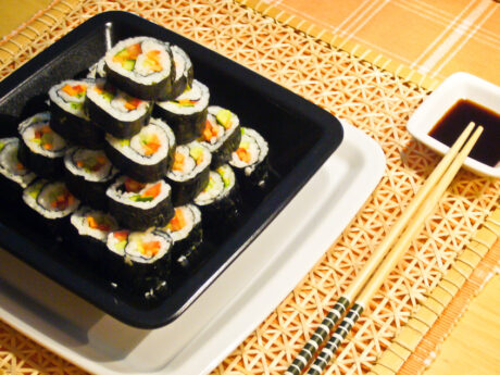 Das leckere, vegane Sushi ist angerichtet