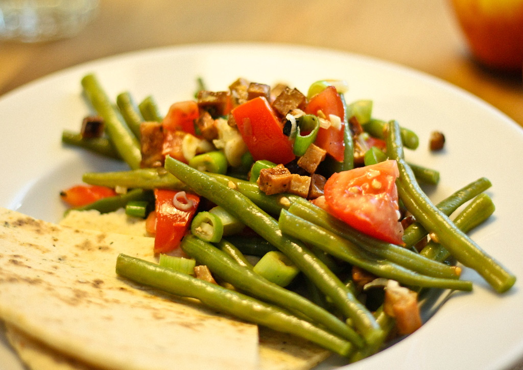 Deftiger grüner Bohnensalat mit "Tofu-Speck"