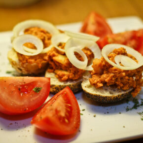 Leckeres Mett aus Reiswaffeln als Brotaufstrich