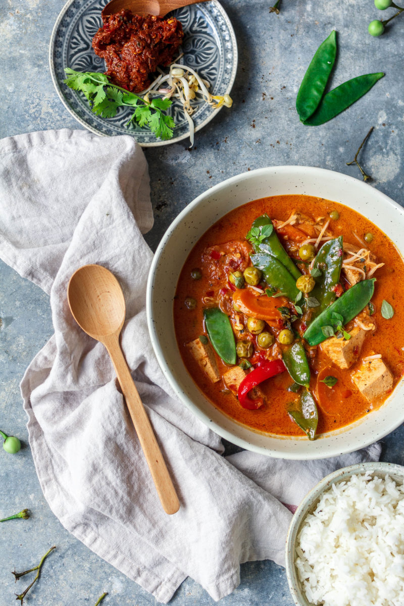 Feuriges rotes Thai Curry mit Tofu