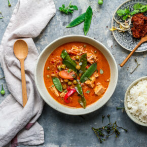 Feuriges rotes Thai Curry mit Tofu