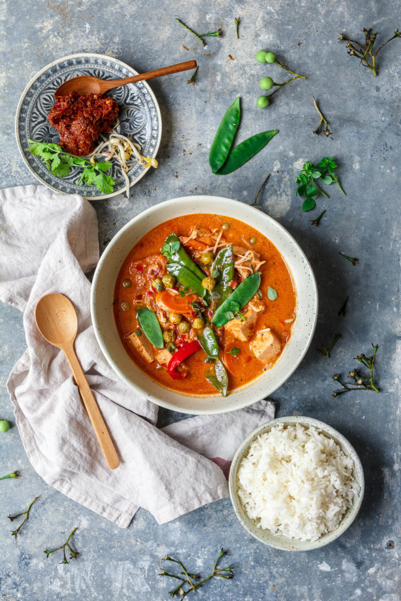 Feuriges rotes Thai Curry mit Tofu