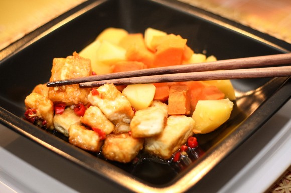 Glasierter Chili-Tofu mit Süßkartoffeln