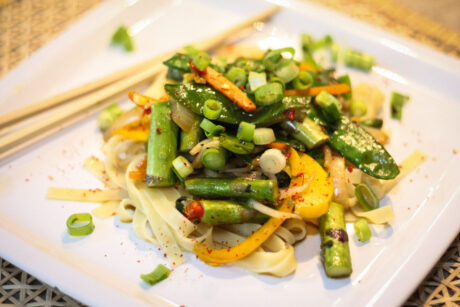 Tagliatelle mit grünem Spargel & Thai-Basilikum-Pesto
