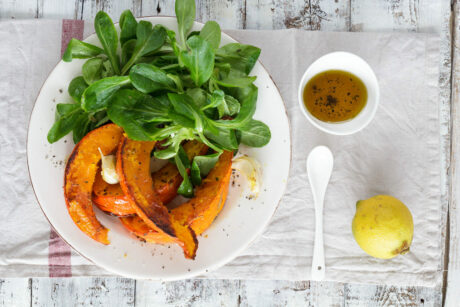 Geröstete Kürbisspalten mit Feldsalat & Zitronenvinaigrette