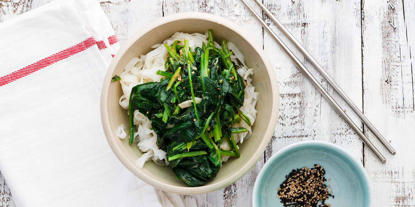 Würziger Spinat auf Reisnudeln - Feature