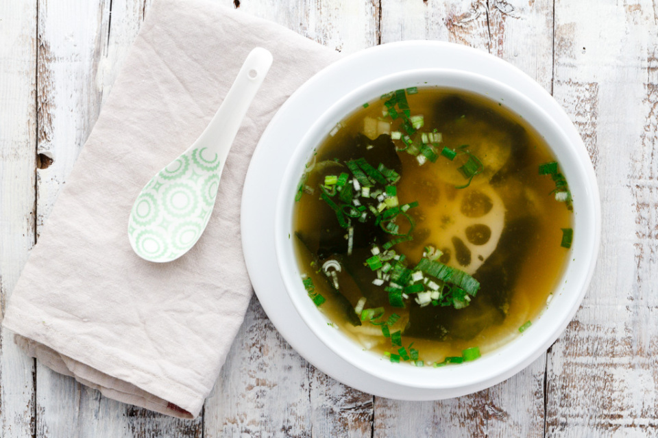 Misosuppe mit Lotuswurzeln