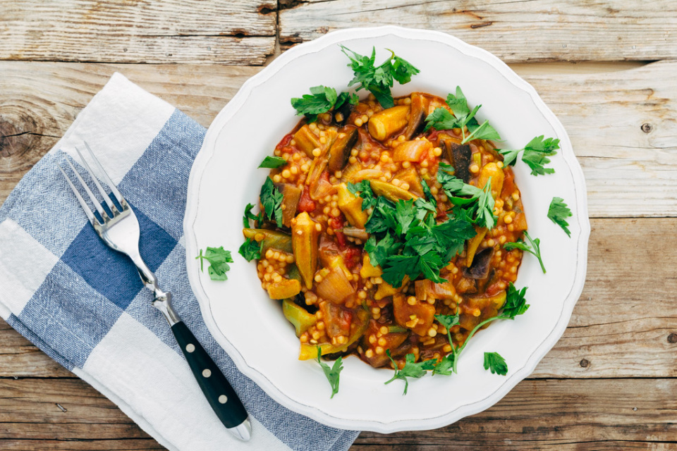 Okraschoten-Gemüse mit Couscous