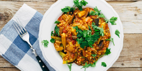 Okraschoten-Gemüse mit Couscous