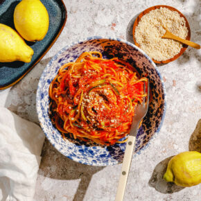 Pasta mit Zucchini und Zitronen-Ingwer-Marinara