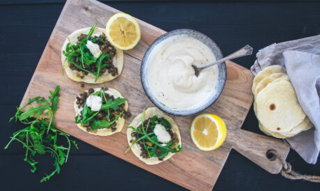 Linsen-Tacos mit Tahin-Joghurt und Rucola