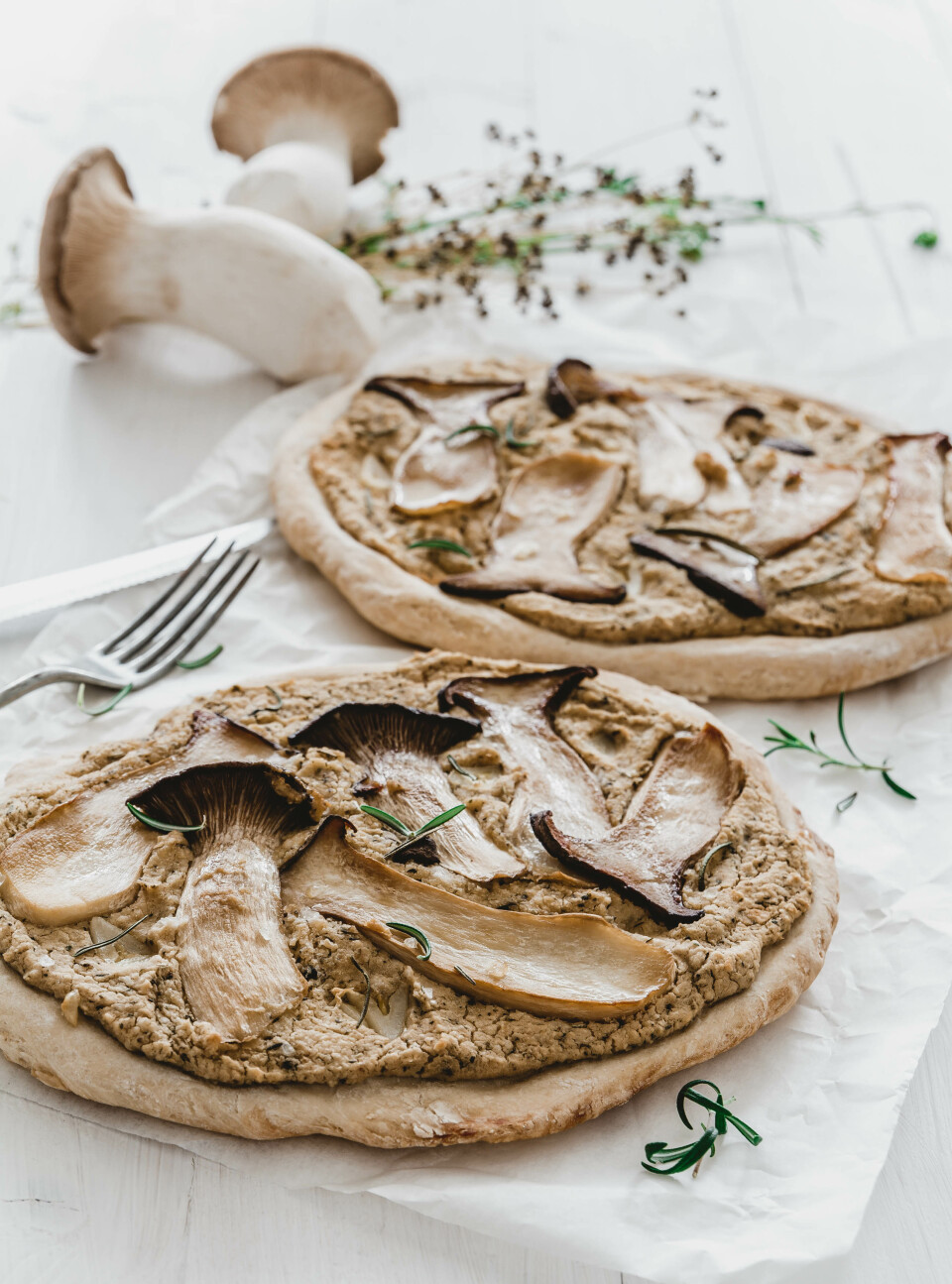 Pizza mit Kräuterseitlingen und viel Knoblauch
