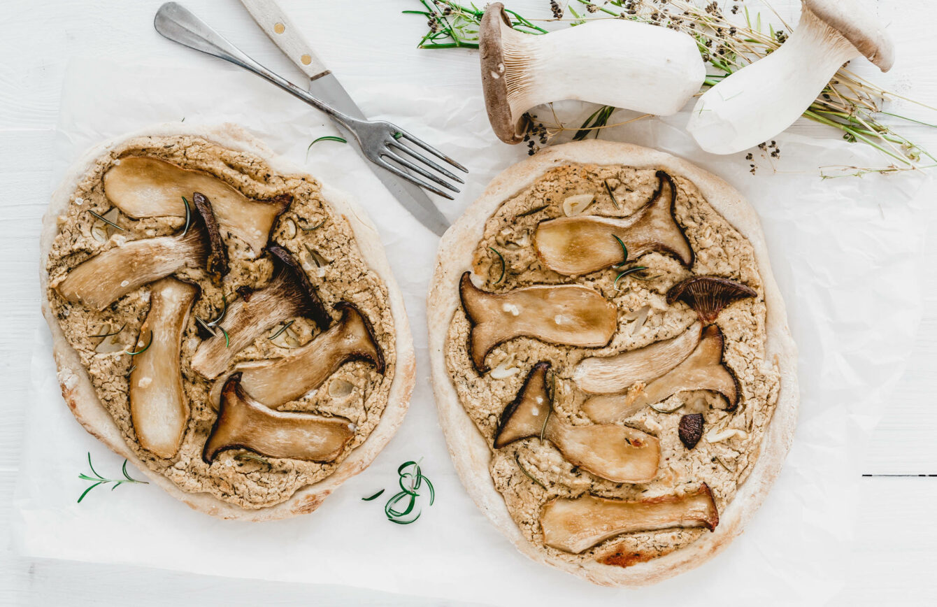 Pizza mit Kräuterseitlingen und viel Knoblauch