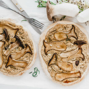 Pizza mit Kräuterseitlingen und viel Knoblauch