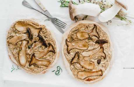 Pizza mit Kräuterseitlingen und viel Knoblauch