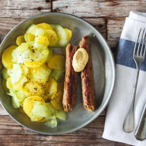Vegane Bratwürste mit Kartoffelsalat
