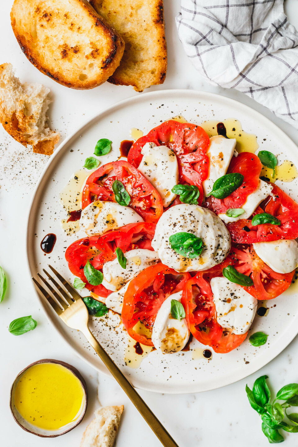 Veganer Caprese / Veganer Tomate-Mozzarella-Salat