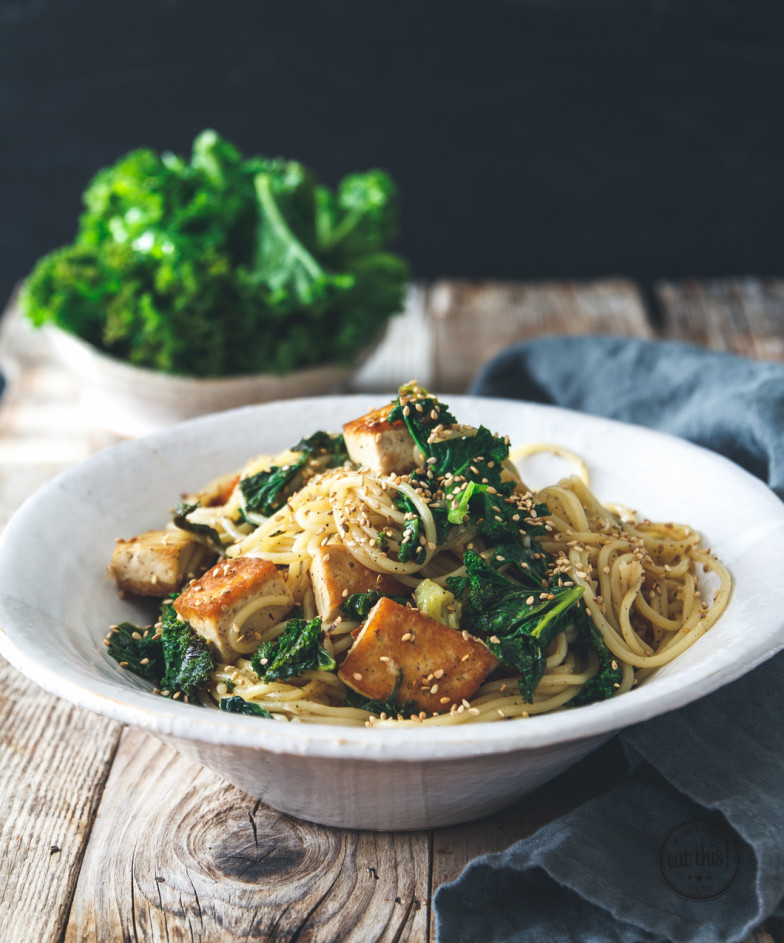 Soba-Nudeln mit schwarzem Pfeffer und Tofu