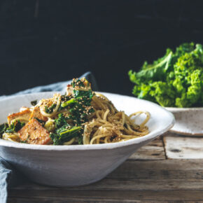 Soba-Nudeln mit schwarzem Pfeffer und Tofu