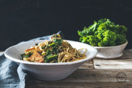 Soba-Nudeln mit schwarzem Pfeffer und Tofu
