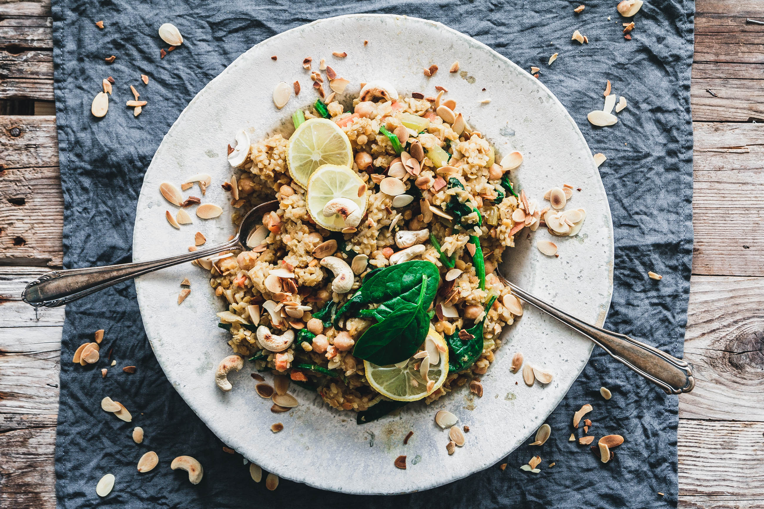 Pilaw mit Spinat & gerösteten Nüssen