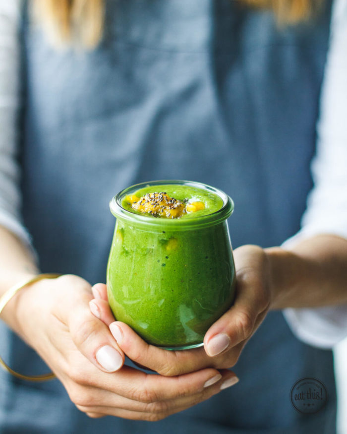 Frühstücks Smoothie mit Ananas und Mango