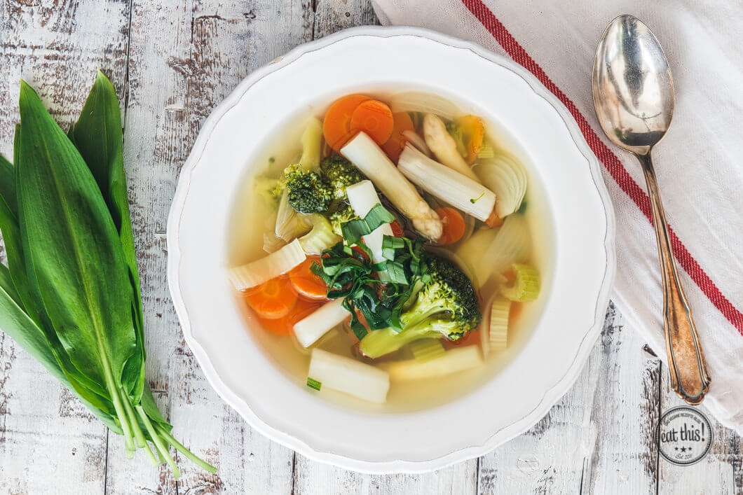 Frühlingssuppe mit Spargel & Bärlauch