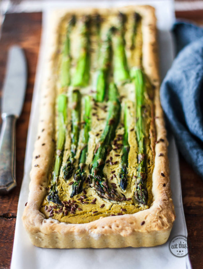 Glutenfreie Frühlingstarte mit grünem Spargel