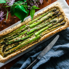 Glutenfreie Frühlingstarte mit grünem Spargel