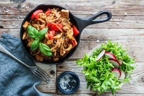 Kraut-Spätzle mit Räuchertofu & Tomaten