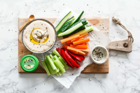 Bohnen-Meerrettich-Hummus mit geröstetem Knoblauch