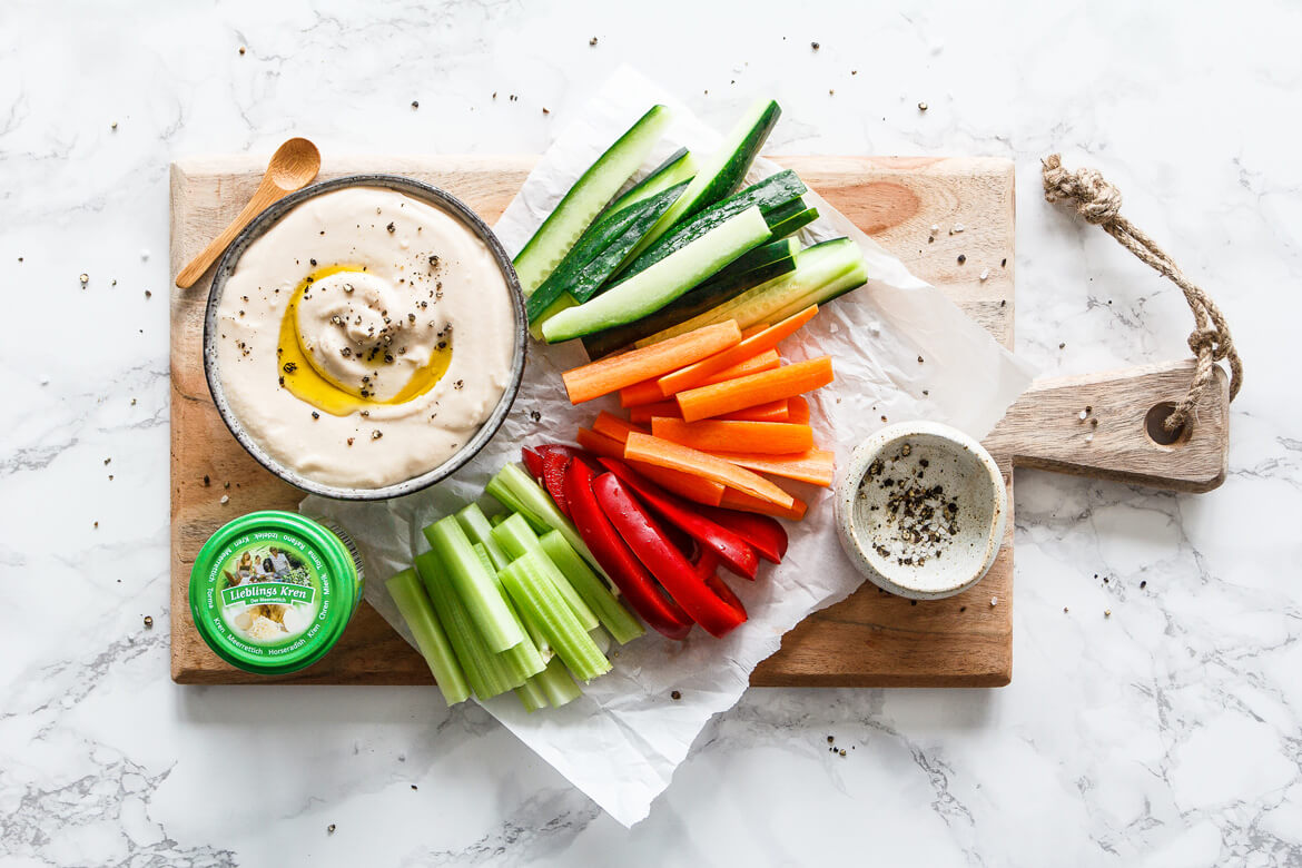 Bohnen-Meerrettich-Hummus mit geröstetem Knoblauch