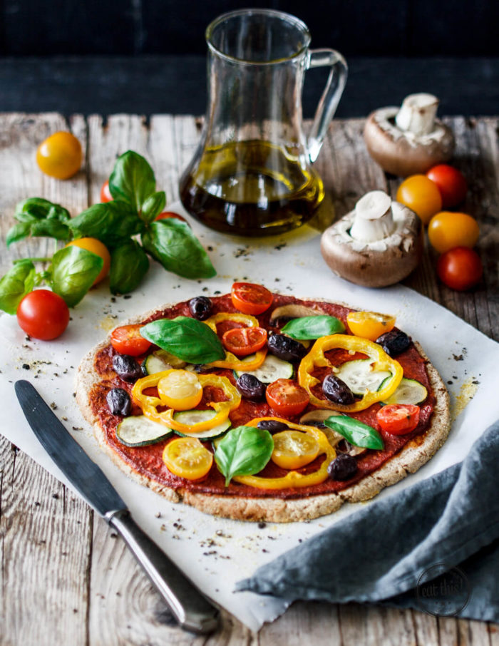 Glutenfreie Pizza mit Sommergemüse auf Blumenkohl-Crust