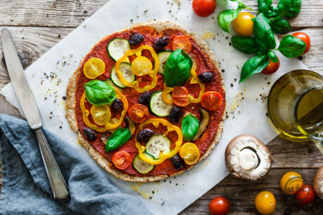 Glutenfreie Pizza mit Sommergemüse auf Blumenkohl-Crust