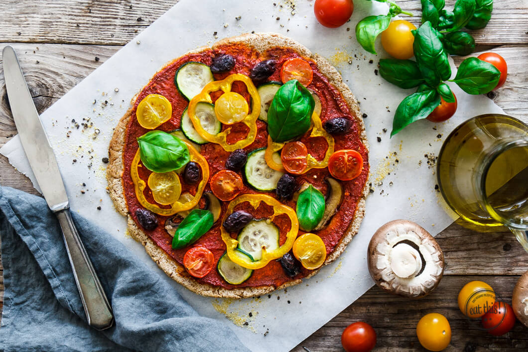 Glutenfreie Pizza mit Sommergemüse auf Blumenkohl-Crust