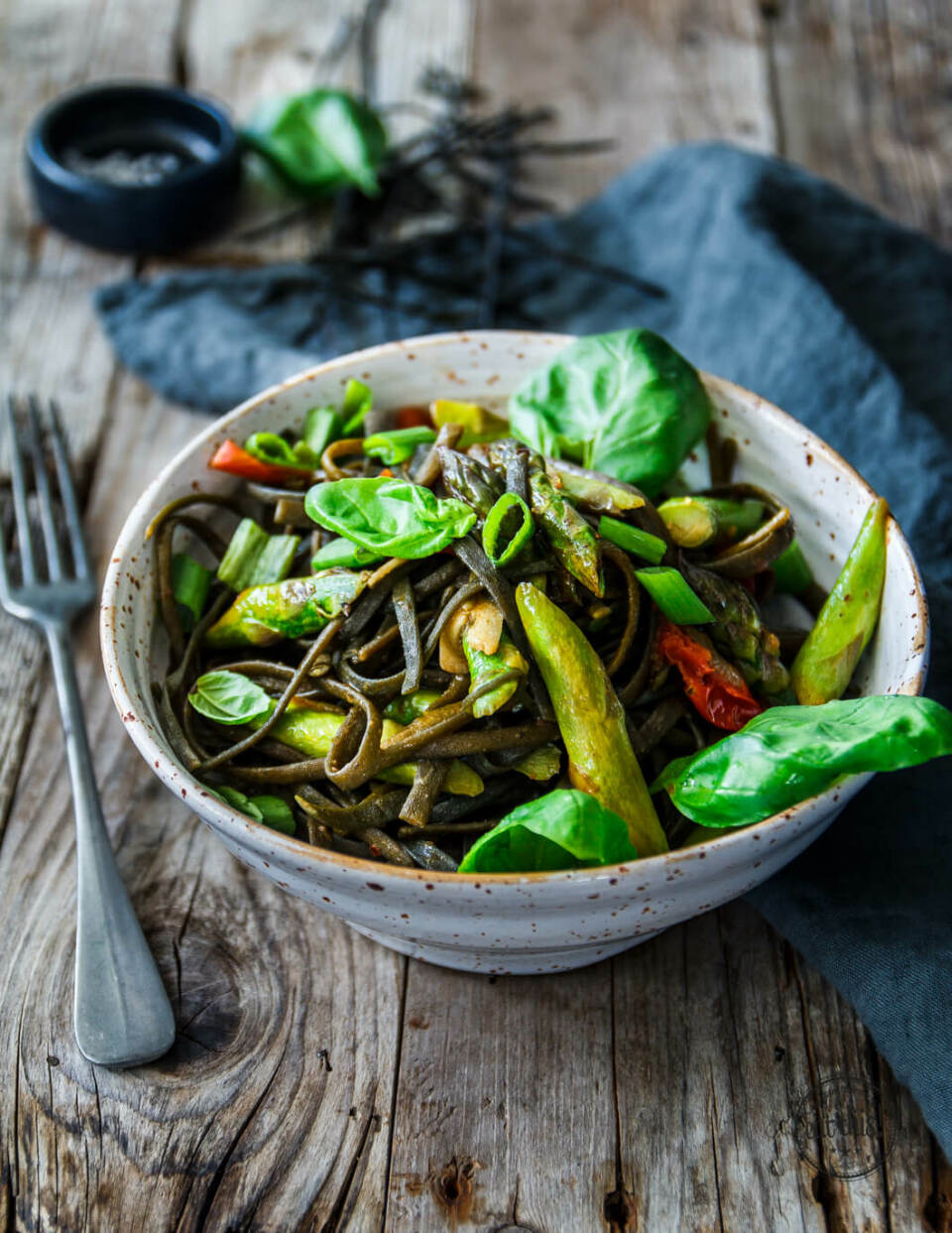 Grüner Spargel, Tomaten, Algen-Pasta