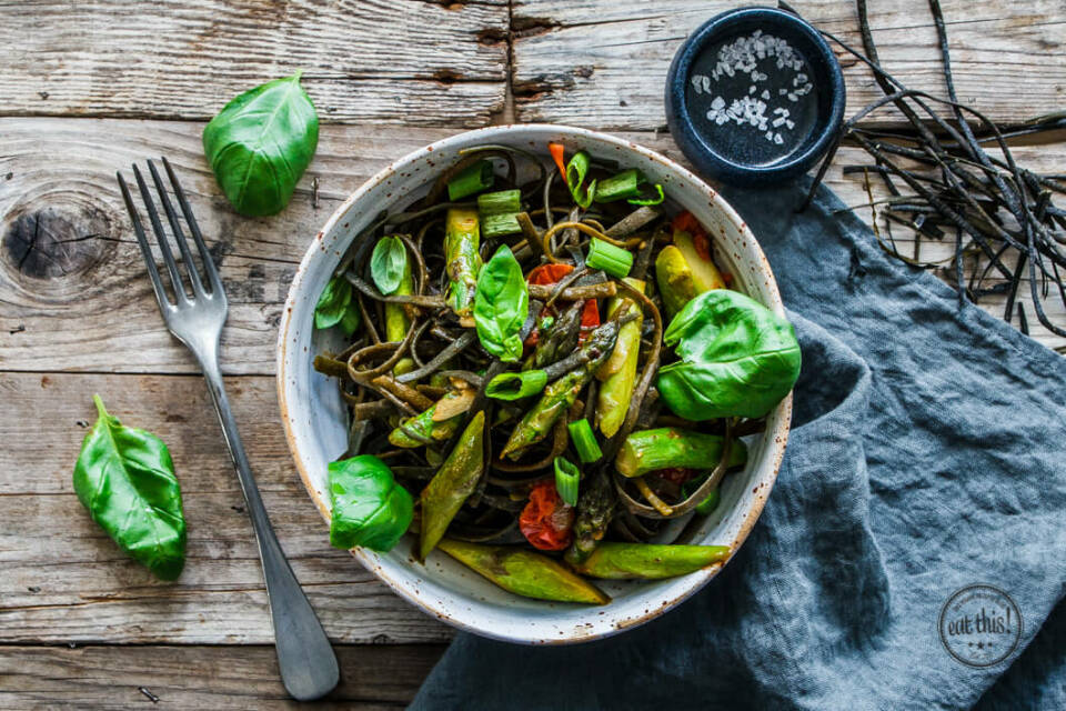 Grüner Spargel, Tomaten, Algen-Pasta