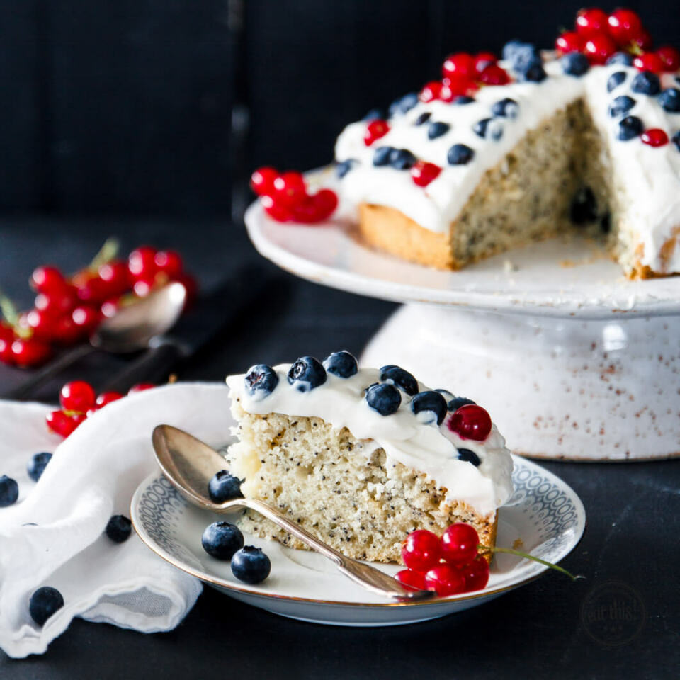 Schwedischer Beerenkuchen mit Mohn