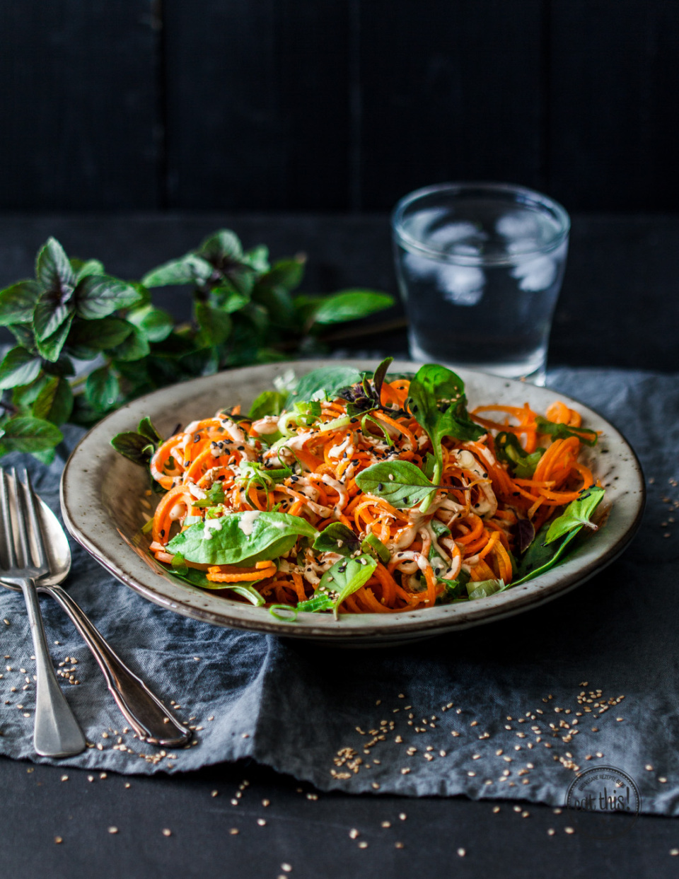 Rohe Karottenspaghetti mit cremiger Tahin-Sauce