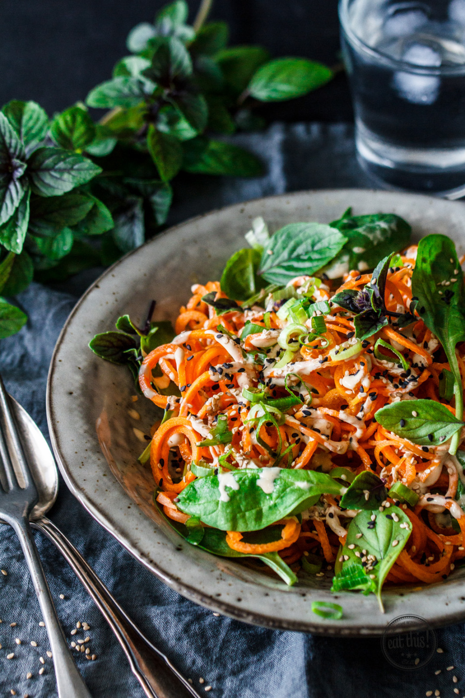 Rohe Karottenspaghetti mit cremiger Tahin-Sauce