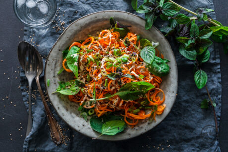 Rohe Karottenspaghetti mit cremiger Tahin-Sauce