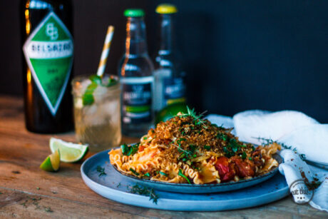 Mafaldine mit geröstetem Tomatensugo, Pangrattato & Belsazar Vermouth