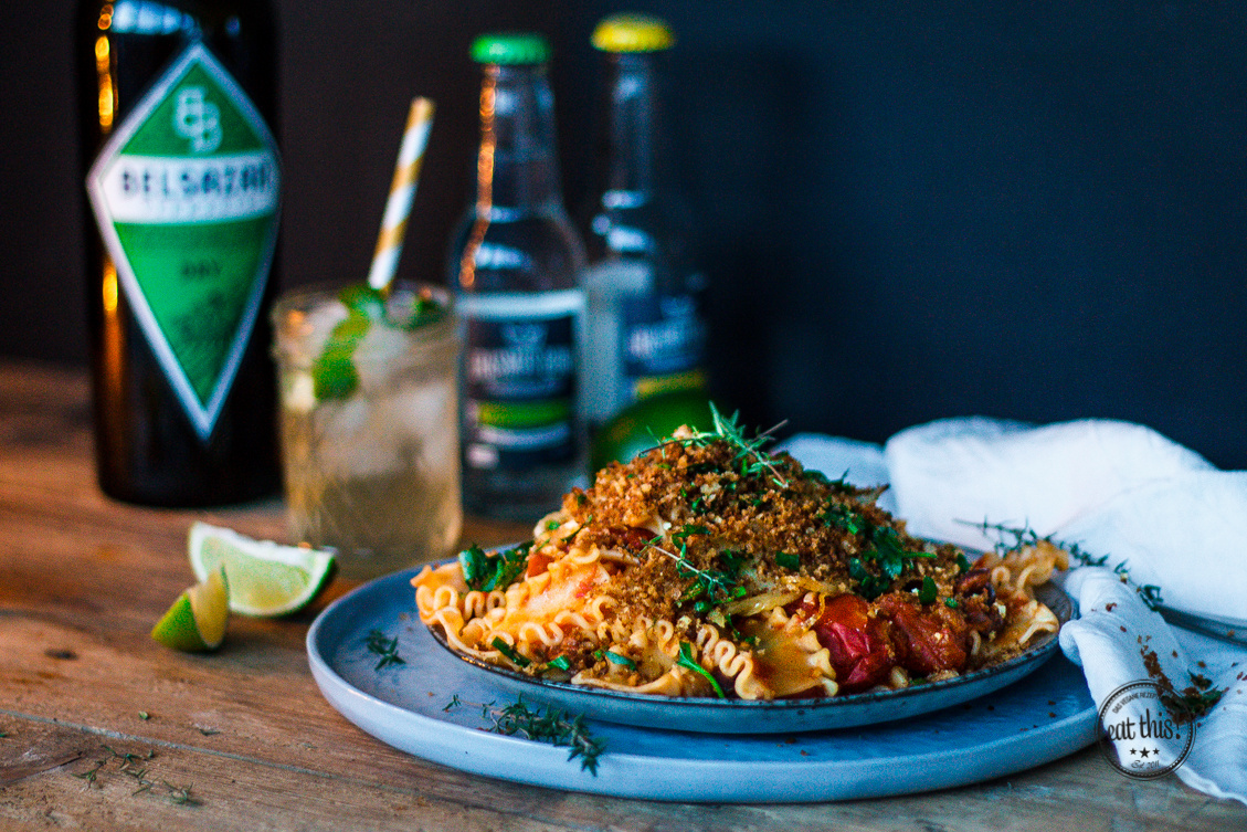Mafaldine mit geröstetem Tomatensugo, Pangrattato & Belsazar Vermouth