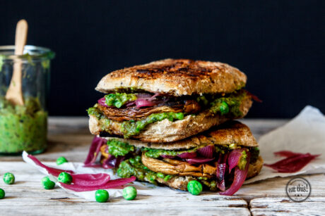 Portobello-Panini mit Erbsen-Pesto