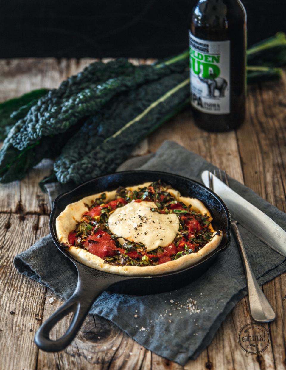 Knusprige Schwarzkohl-Pies aus der Gusseisenpfanne