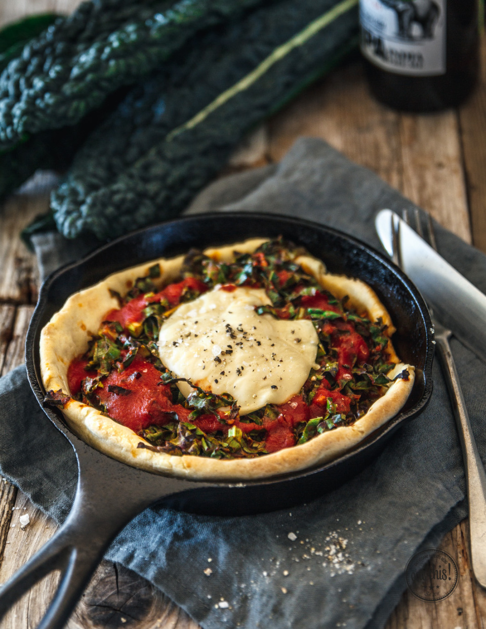 Knusprige Schwarzkohl-Pies aus der Gusseisenpfanne