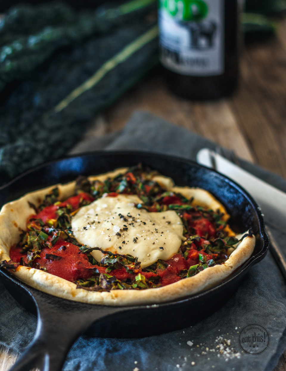 Knusprige Schwarzkohl-Pies aus der Gusseisenpfanne