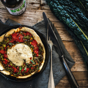 Knusprige Schwarzkohl-Pies aus der Gusseisenpfanne