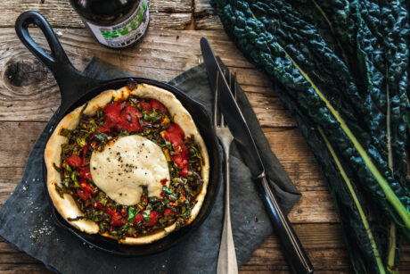 Knusprige Schwarzkohl-Pies aus der Gusseisenpfanne